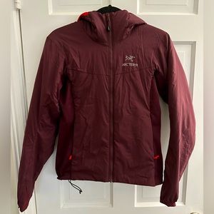 Maroon Arc’teryx Atom lt with hood size small